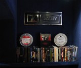 Une plaque DOLBY et quelque DVD collector